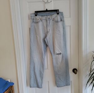 NWOT Levi's distressed light wash jeans